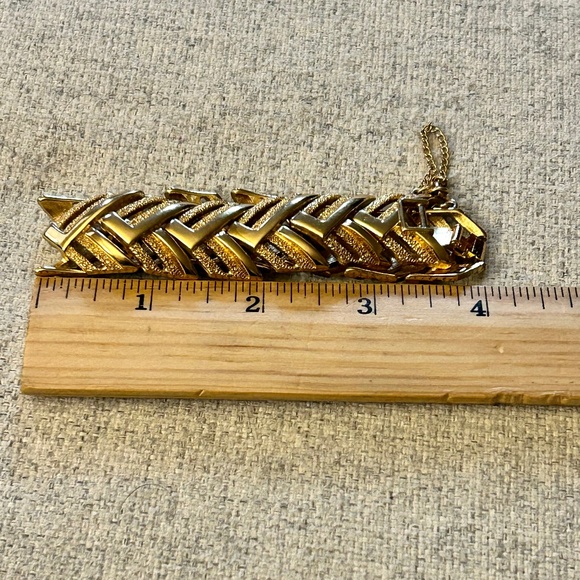 Vintage Monet Gold Tone Chevron Link Bracelet - Picture 8 of 11